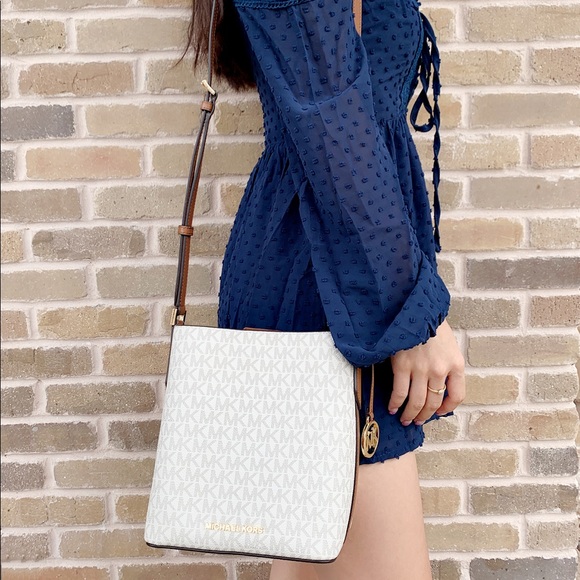 ‼️SALE‼️ 👜💕- Michael Kors Bucket Crossbody - Picture 2 of 6